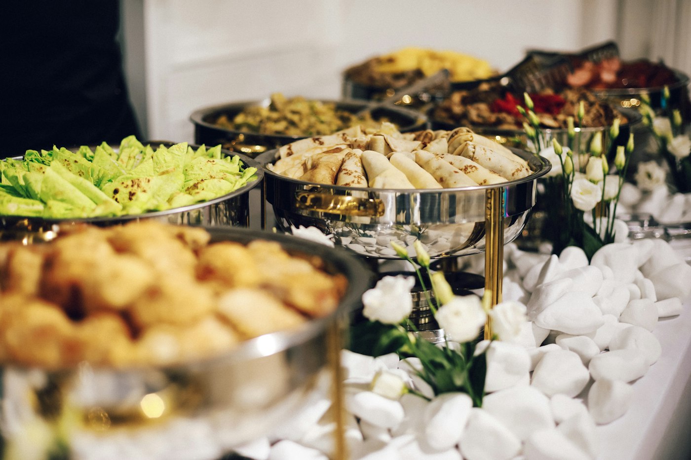 Servicio de comedor corporativo con opciones preparadas para grupos y equipos de trabajo.